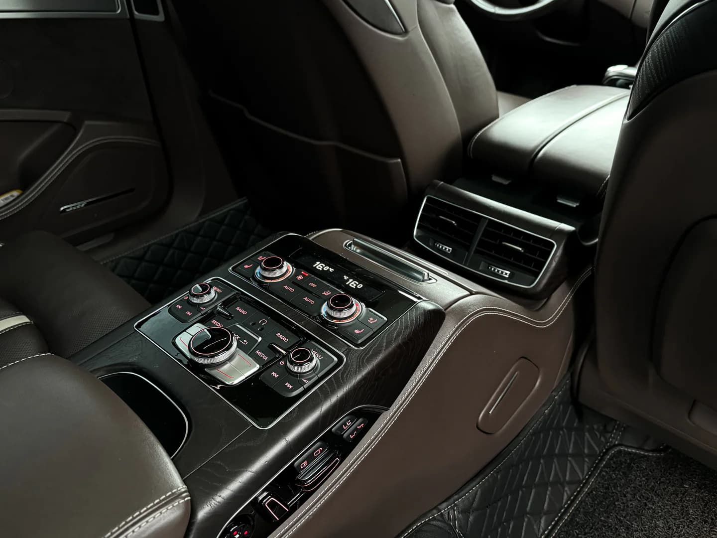 Audi A8 Long, фотография 8